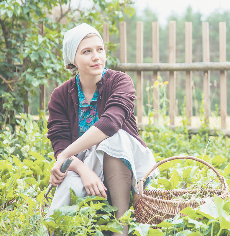 Карина Андоленко говорит, что после этих съемок вполне могла бы жить в деревне. Актриса в полной мере представляет себе деревенский быт середины прошлого века
