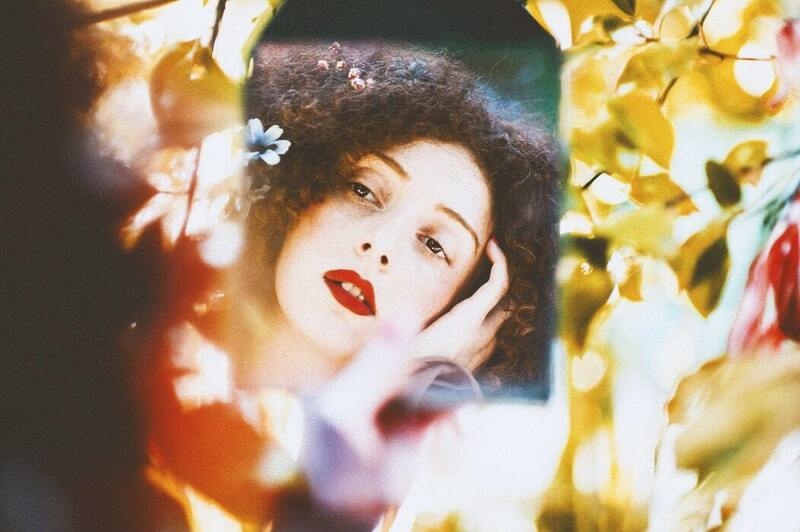 проговаривайте аффирмацию, стоя перед зеркалом