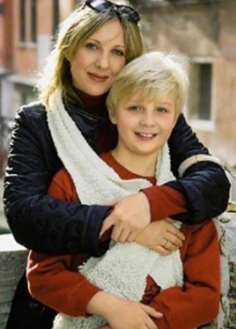 В Сети появилось фото сына Яковлевой без татуировок