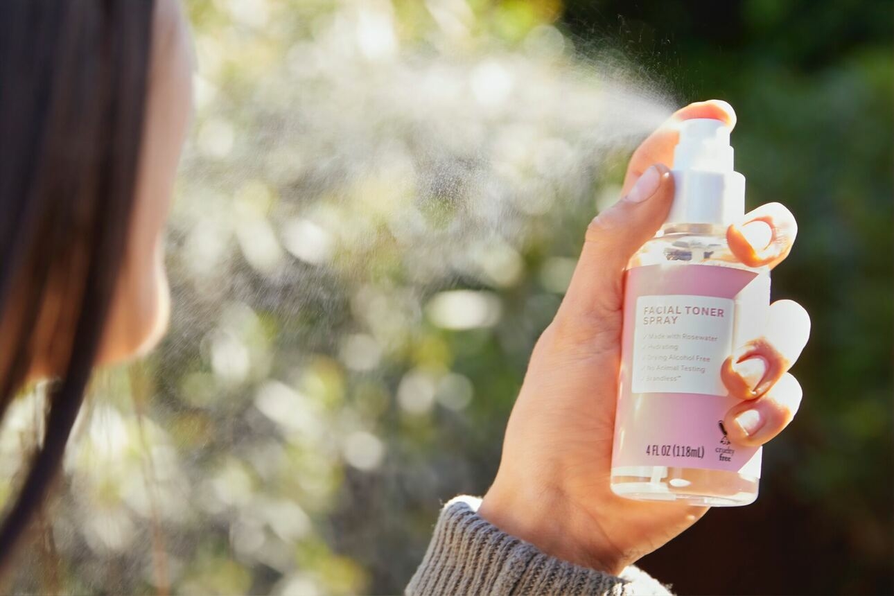 увлажняйте кожу мистами и не забывайте пить больше воды