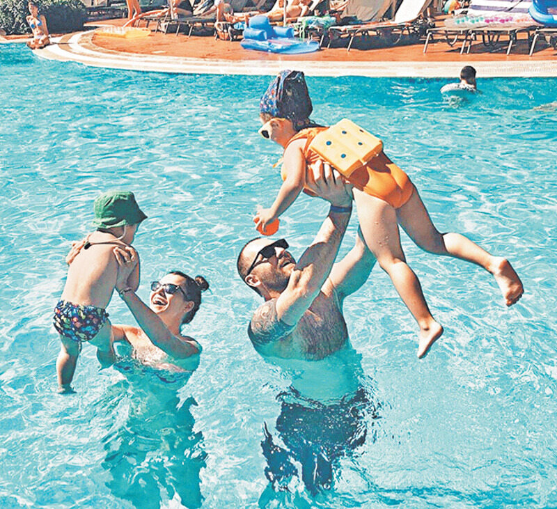 Денис и Александра прикладывают все усилия, чтобы проводить побольше времени с детьми