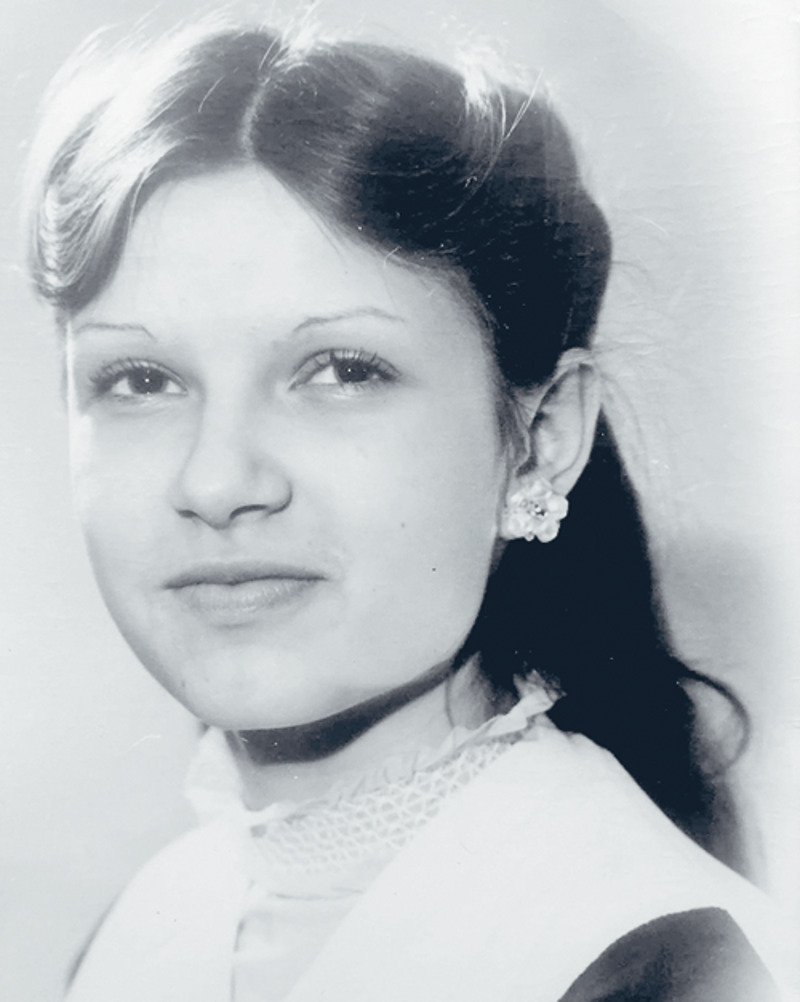 Будущая кинозвезда родилась в Ялте и там же окончила обычную среднюю школу