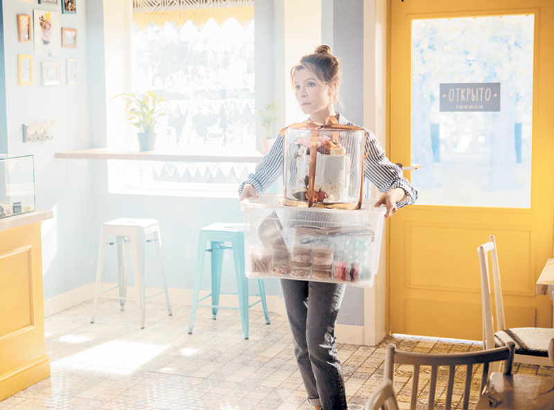 Сериалы, в которых Елена превращается в работника общепита, пользуются у зрителей большим успехом. В «ИП Пирогова» актриса играет кондитера