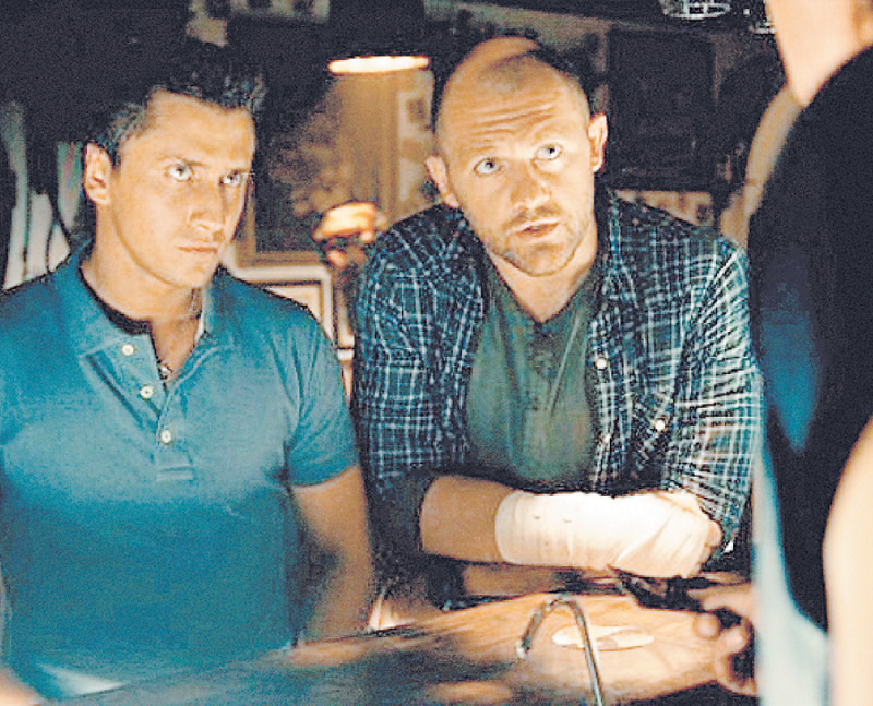 У Дениса отлично получается воплощать на экране мужчин героических профессий. На фото: с Павлом Прилучным в сериале «Мажор»