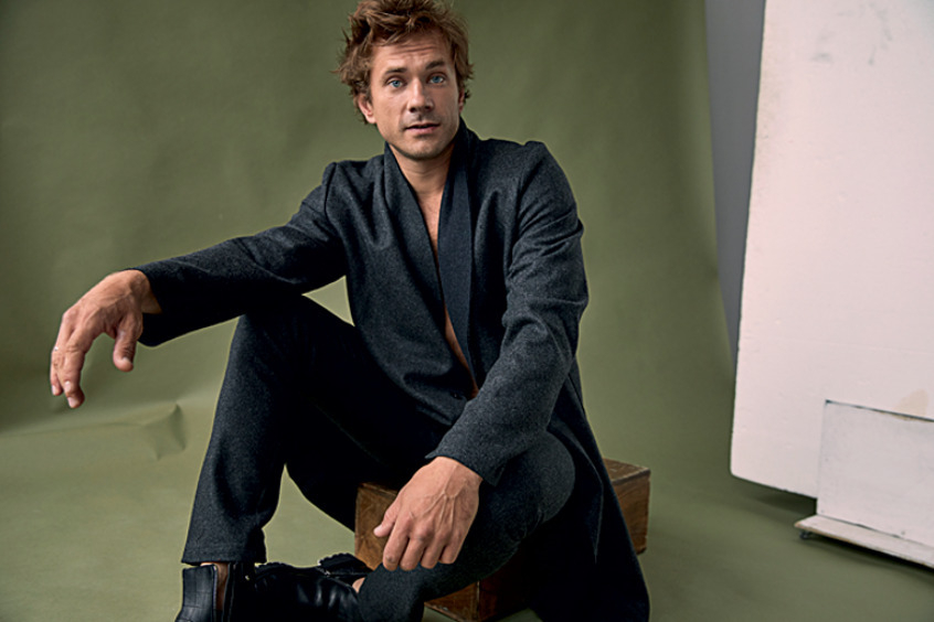 Александр Горбатов. Стиль: Дора КАЗАЧЕК Прическа: Ольга БИЛЬ Пальто и брюки, все – Brier.Wear; сапоги, JIMMY CHOO