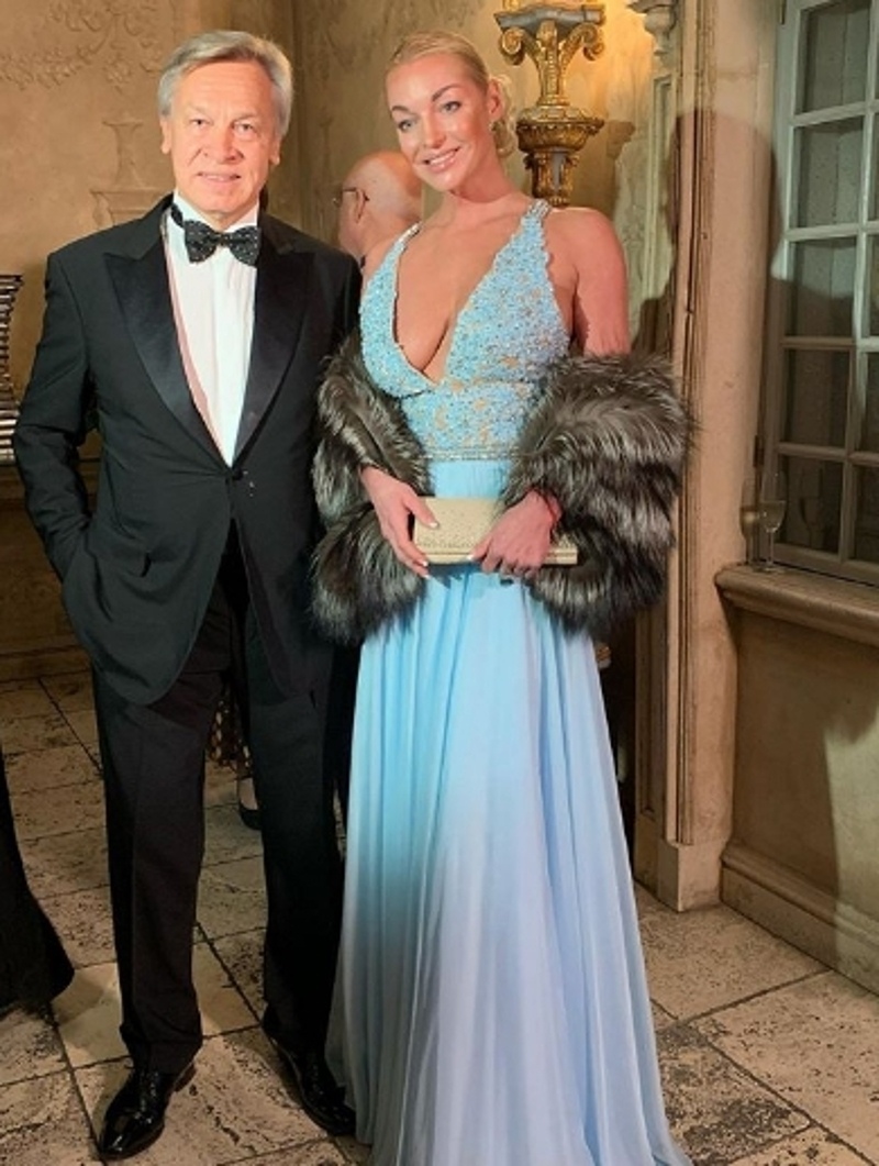 Волочкова явилась на день рождения Пушкова с экстремальным декольте