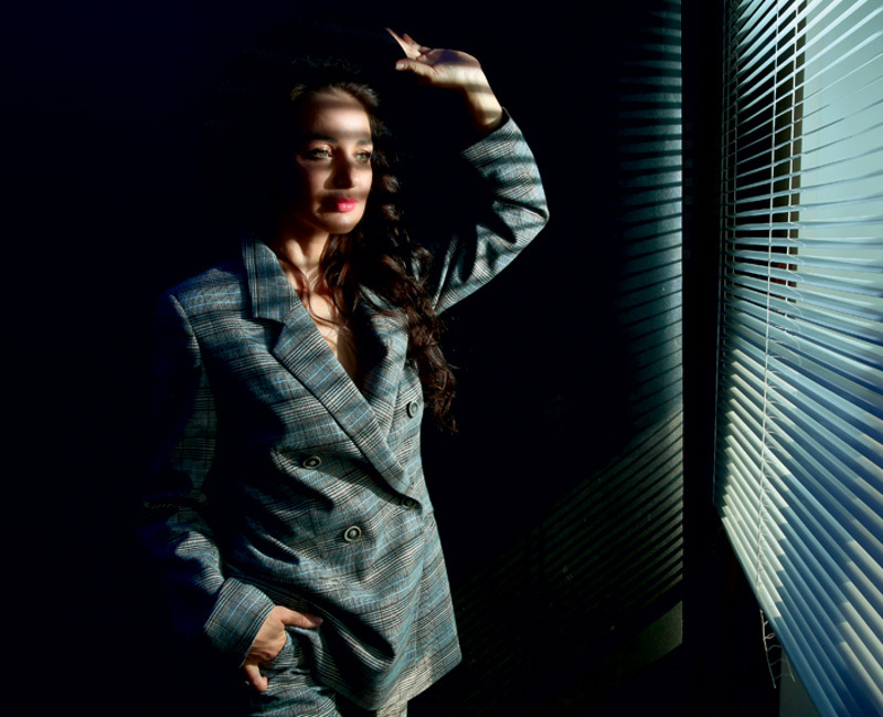 "Мне было восемнадцать, мой будущий муж на пять лет старше. Он был доверенным лицом нашего политика, а я писала ему речи". Костюм, Vladi Collection