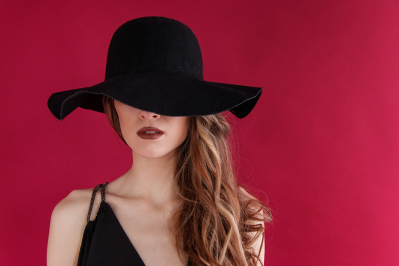 Женщина с помадой на губах выглядит как-то по-особенному