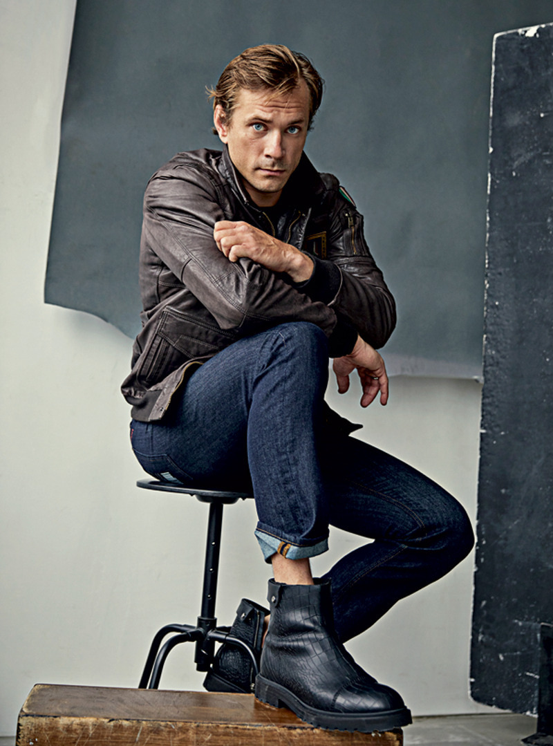 Кожаная куртка и джемпер, все – Aeronautica Militare; джинсы, ICE PLAY; ремень, BIKKEMBERGS; сапоги, JIMMY CHOO