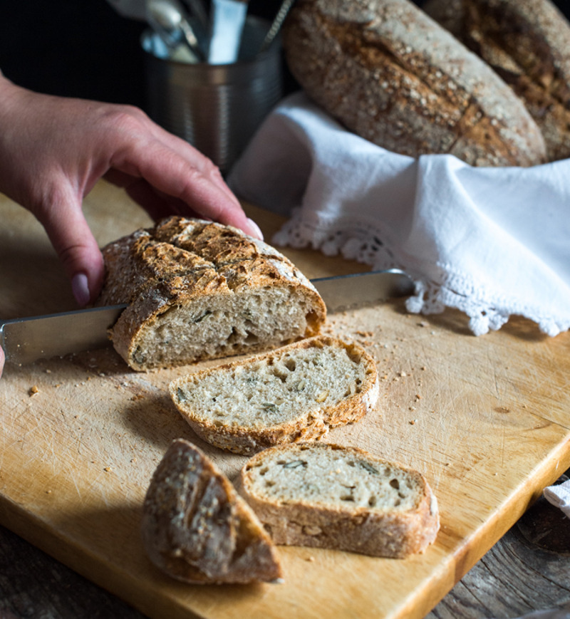 Готовый хлеб нужно накрыть полотенцем и дать остыть