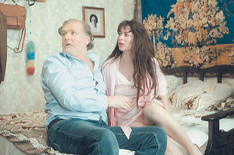 А в сериале «Домашний арест» прекрасно чувстовала себя в современных декорациях и сыграла провинциального преподавателя со сложной судьбой и весьма запутанной личной жизнью