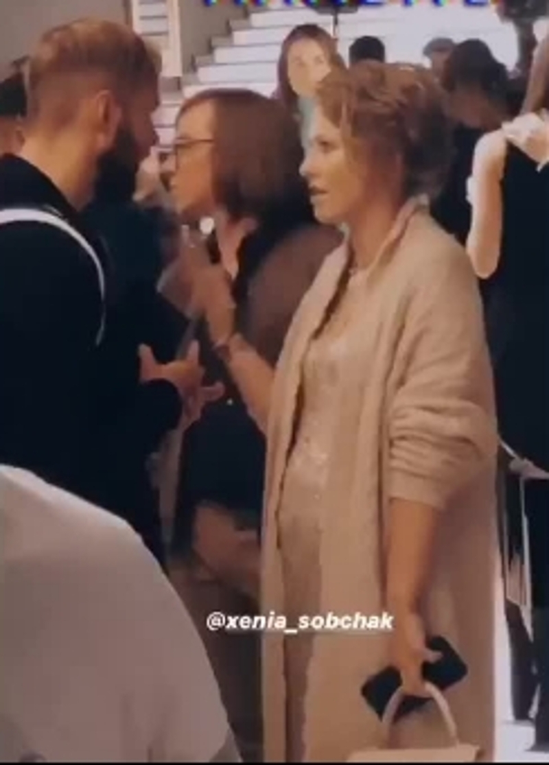 Соцсети: Собчак вышла в свет с округлившимся животом