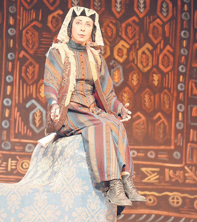 ...И, конечно, блистала на театральной сцене. Преданные поклонники актрисы уже десятилетиями наслаждаются ее игрой во множестве постановок. В том числе в знаменитом спектакле «Ханума»