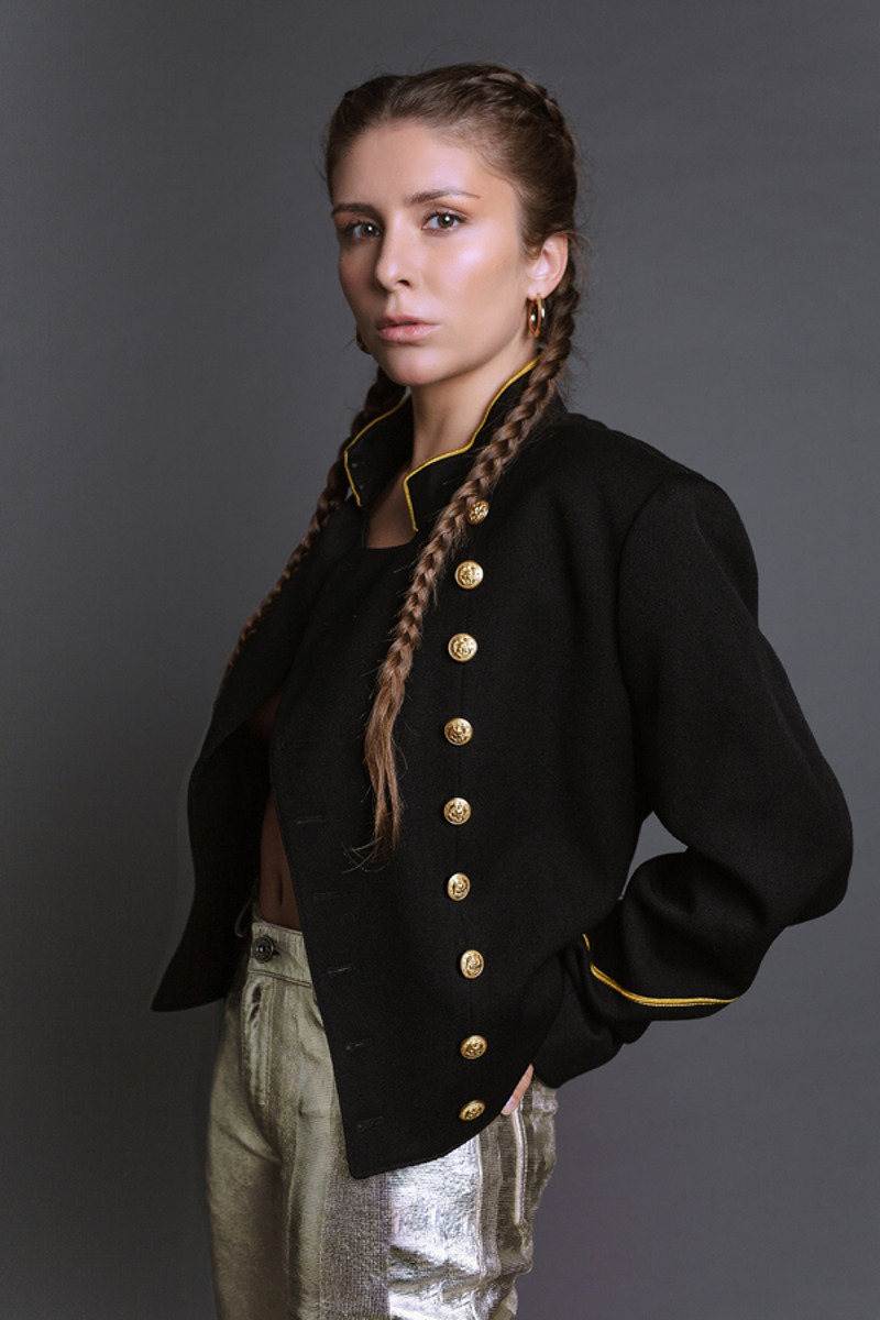 Милитари тоже может смотреться гламурно