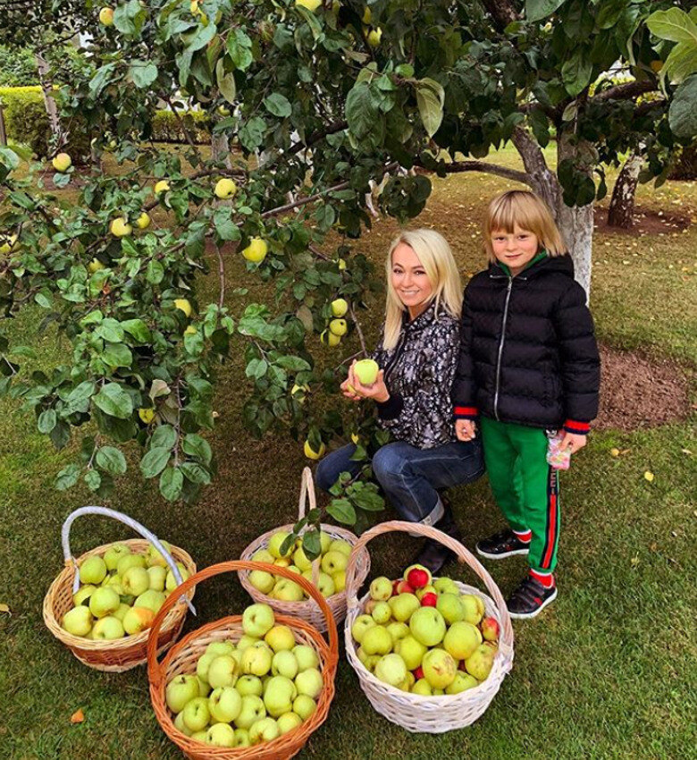 Яна Рудковская с сыном Сашей