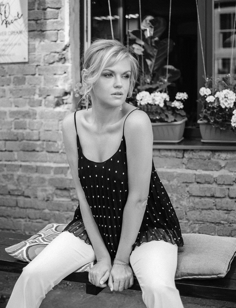 "Стараюсь ответственно играть роль хранительницы семейного очага, но мне проще пятнадцать часов провести на съемке, чем помыть пол"