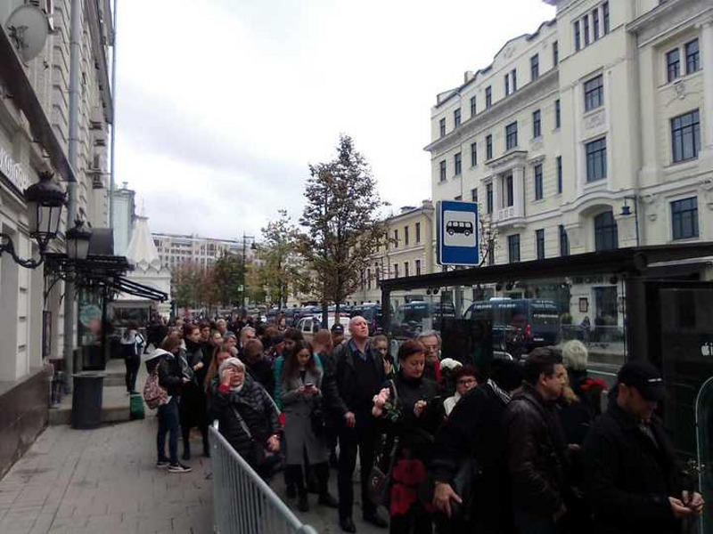 Люди стоят в очереди, чтобы проститься с Марком Захаровым