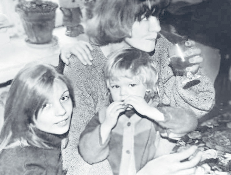 Анна родилась в известной творческой семье, и почти все ее ближайшие родственники были связаны с миром театра и кино. На фото: маленькая Анна (слева) с матерью актрисой Мирой Ардовой и сводной сестрой Анастасией