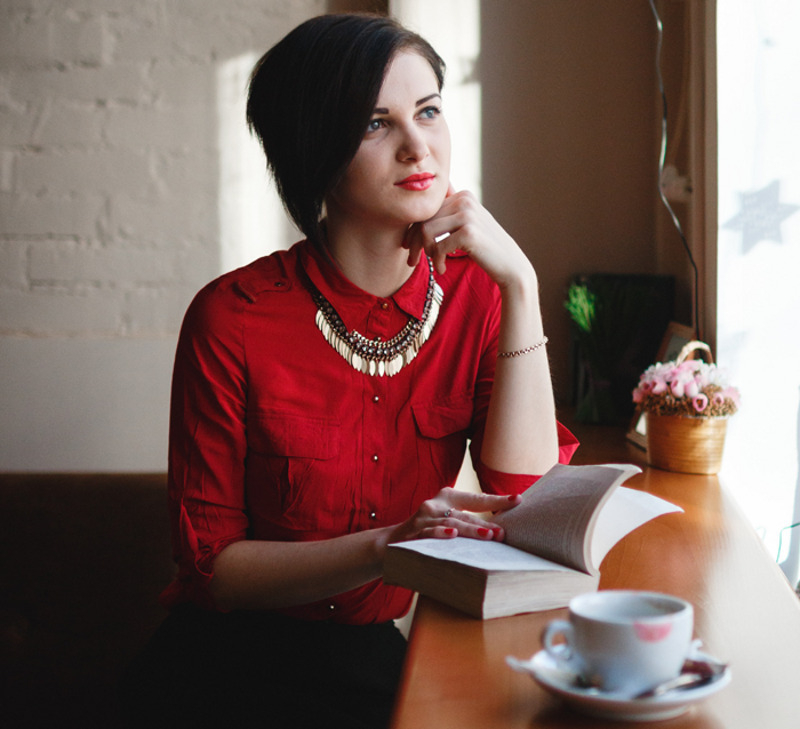 Женская блузка прошла довольно длительный путь, прежде чем превратиться в стильный батник – символ семидесятых и актуальную деталь современного гардероба!