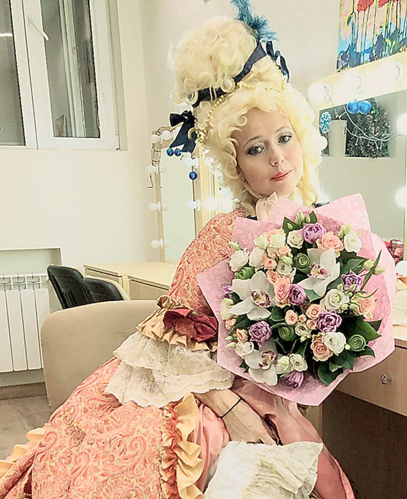 Игра в театре позволяет Елене воплотить на сцене множество образов, которые не всегда предлагают в кино и сериалах