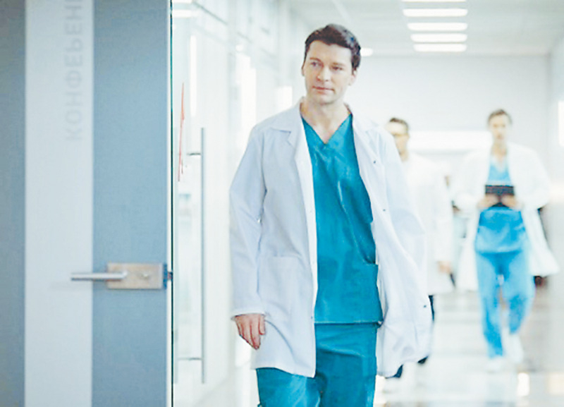 Страхов в новом для себя амплуа врача в фильме «Знахарь»