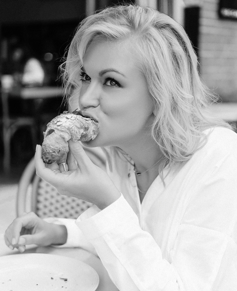 "Откладываю деньги, но и тратить тоже люблю. Мне и муж говорит, что их надо вкладывать во что-то приятное. В путешествия, например"