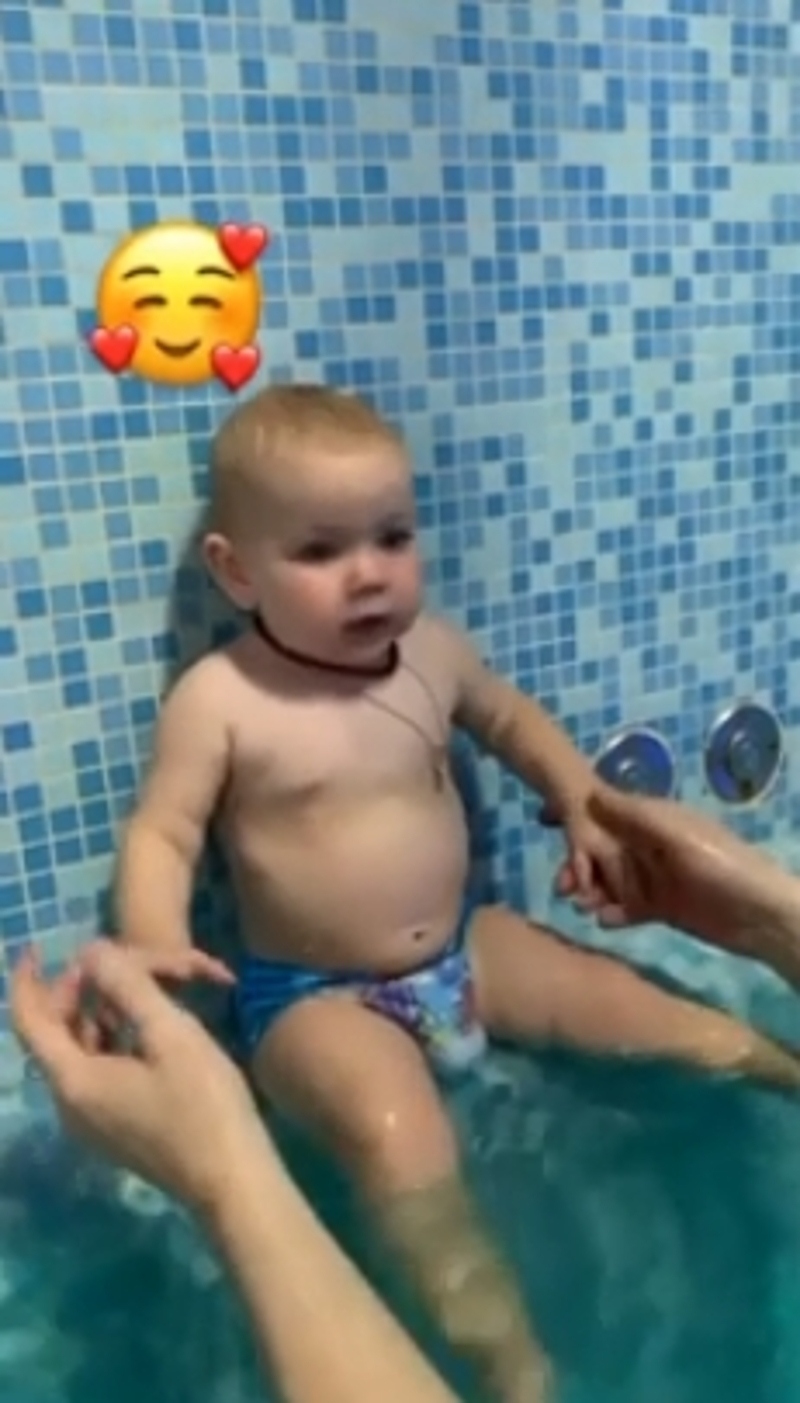 Кудрявцева привела годовалую дочь в бассейн
