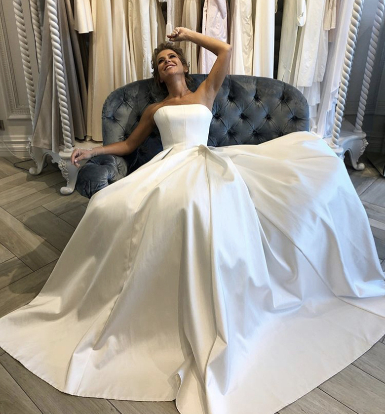 Девушка игриво подписывает фото «coming soon...»