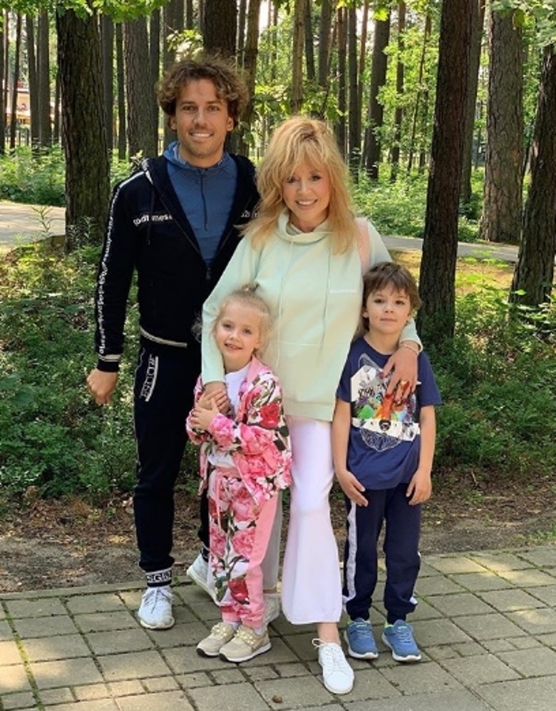 Алла Пугачева и Максим Галкин с детьми