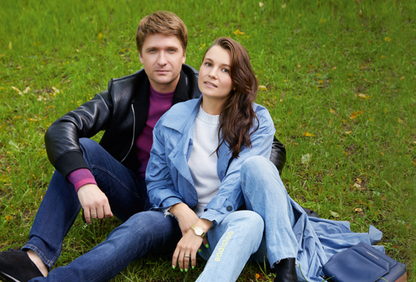 Стиль: Дора Казачек; макияж и прически: Ольга Биль; на Дмитрии: бомбер, ICE PLAY; джемпер и ремень, все – BIKKEMBERGS; джинсы, Aeronautica Militare На Екатерине: тренч, Reserved; пуловер, SASHA´; джинсы, ICE PLAY; ботильоны, PINKO; сумка, Piquadro