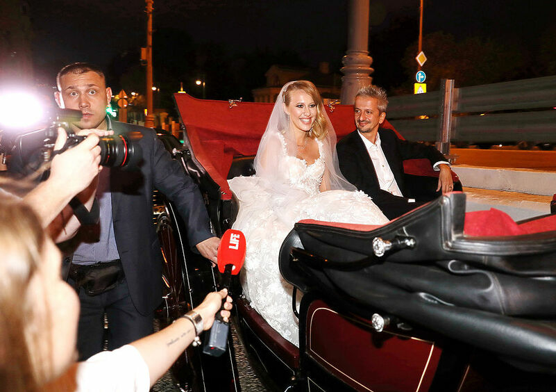Новобрачные сменили катафалк на карету