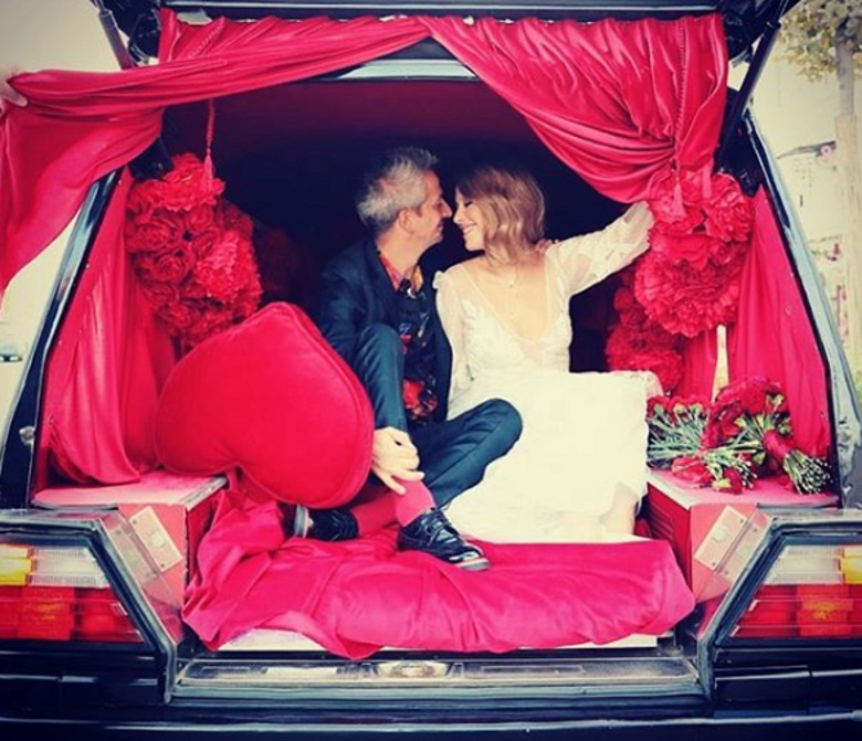 Ксения Собчак и Константин Богомолов в катафалке