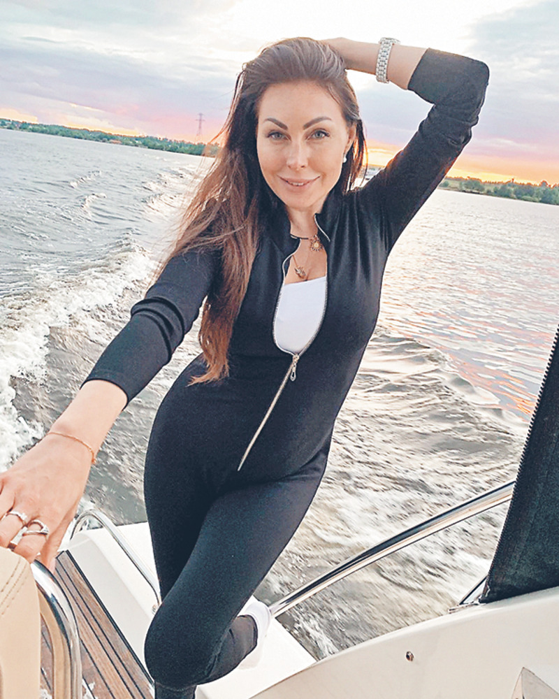 Наталья может написать целую книгу о здоровом образе жизни. Она знает, что такое держать форму. После вторых родов она весила 120 кг, но за год похудела в два раза