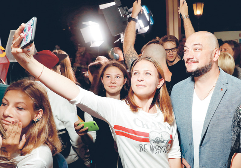 Резидент Comedy Club Роман Юнусов пользовался особой популярностью у дам. В этот вечер было сделано огромное количество селфи с артистом