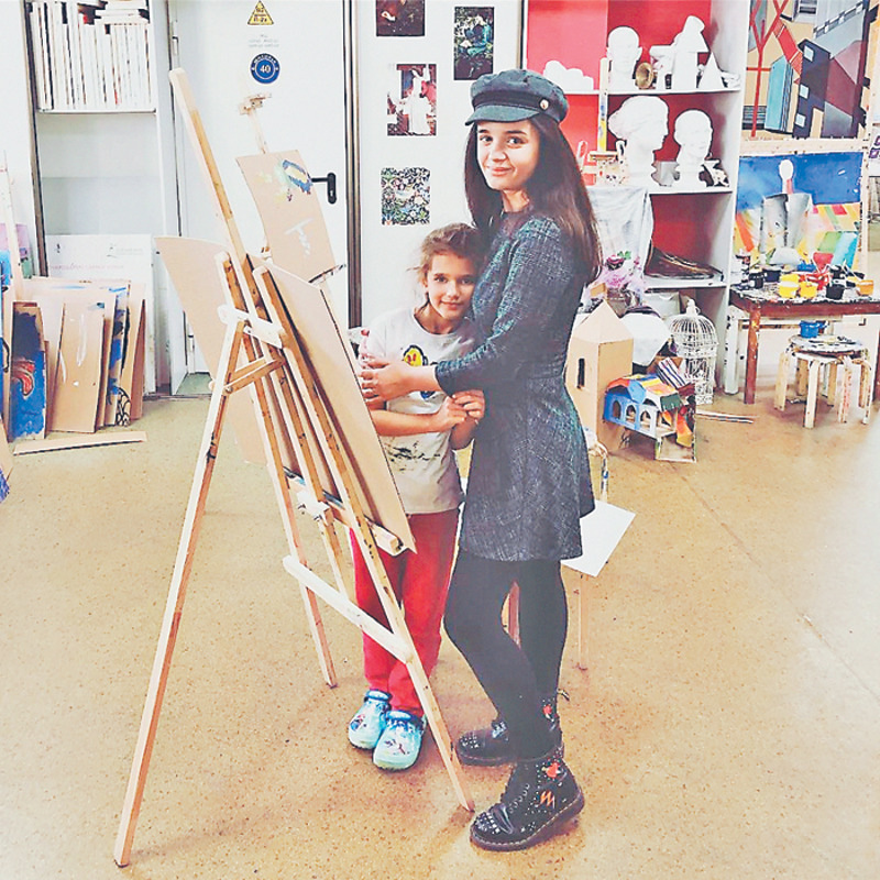 Слава и Анатолий воспитывают двух дочерей. Старшая Александра — она родилась в первом браке певицы —сейчас студентка. А младшая Антонина учится в школе. Обе девочки растут очень творческими, и Слава не исключает, что Саша тоже посвятит себя сцене