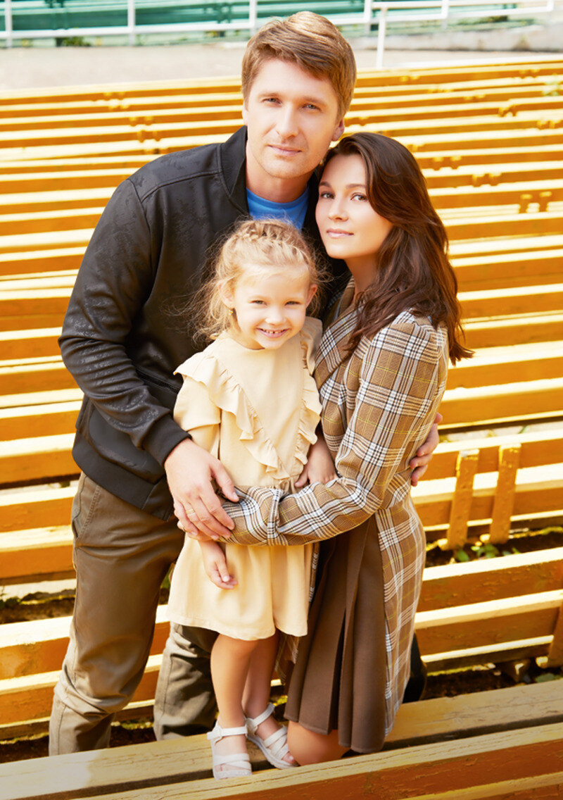 На Дмитрии: футболка и джоггеры, все – ICE PLAY; бомбер, BIKKEMBERGS На Екатерине: пальто, Patrizia Pepe; ботильоны, PINKO На Соне: одежда и обувь, все – собственность героини