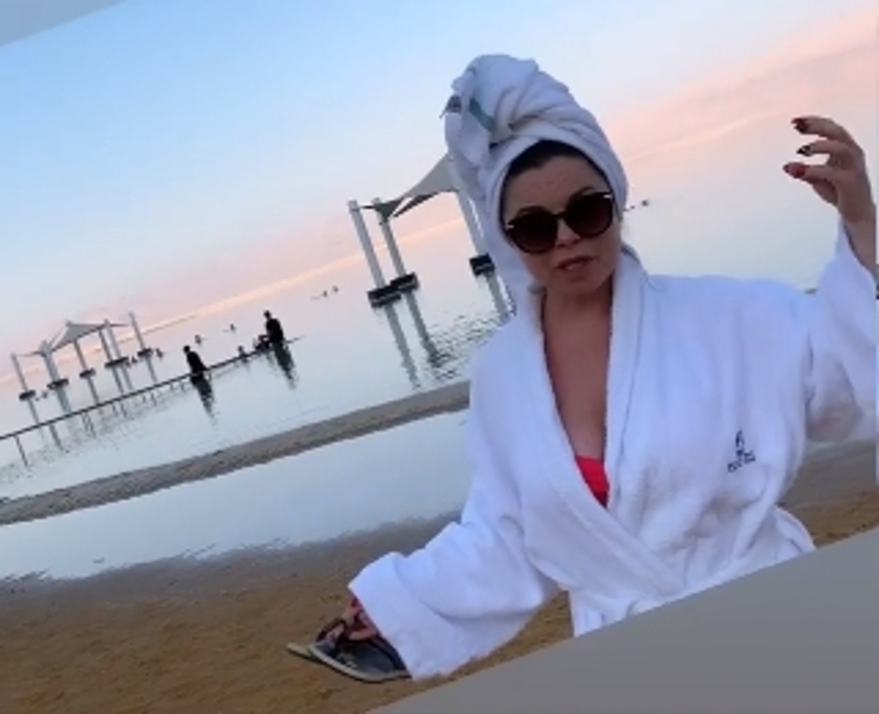 Королева в тюрбане из белого полотенца прогулялась по израильскому пляжу