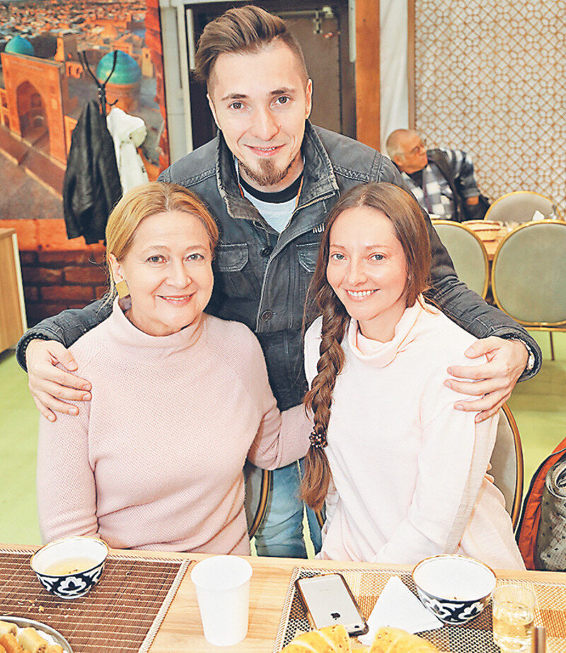 Астролога Тамару Глобу сопровождали дочь Анна и сын Богдан. Они, кстати, не только оказывали маме моральную поддержку, но и представили на суд зрителей и жюри короткометражный фильм