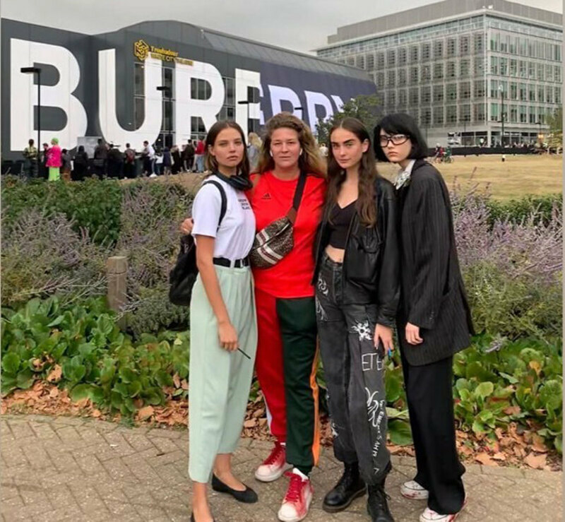 Алеся вместе с коллегами и менеджером модельного агентства