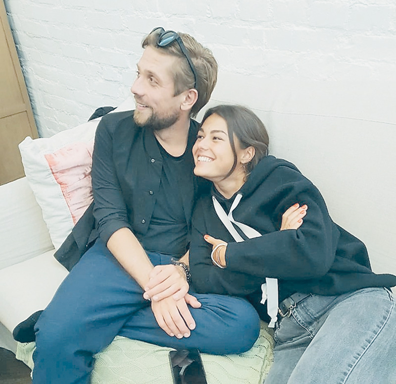 Журналисты очень любят приписывать Анфисе романы с коллегами по разным проектам. После «Последнего героя» сразу пошли слухи, что актриса встречается с Романом Маякиным