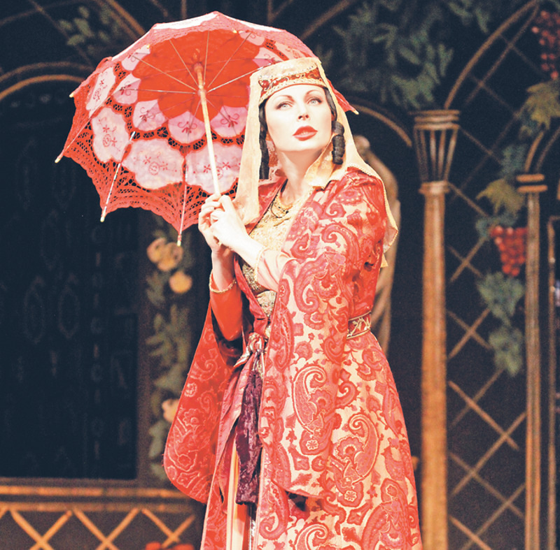 Наталья Бочкарева в образе Ханумы в одноименном спектакле