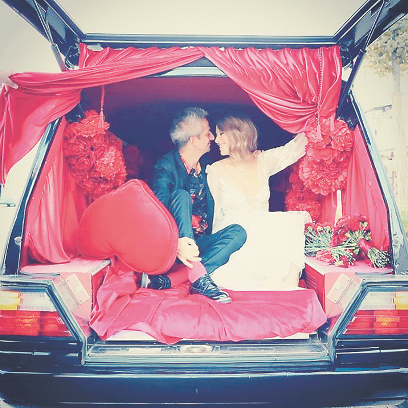 К загсу пара подъехала на катафалке с надписью «Пока смерть не разлучит нас»