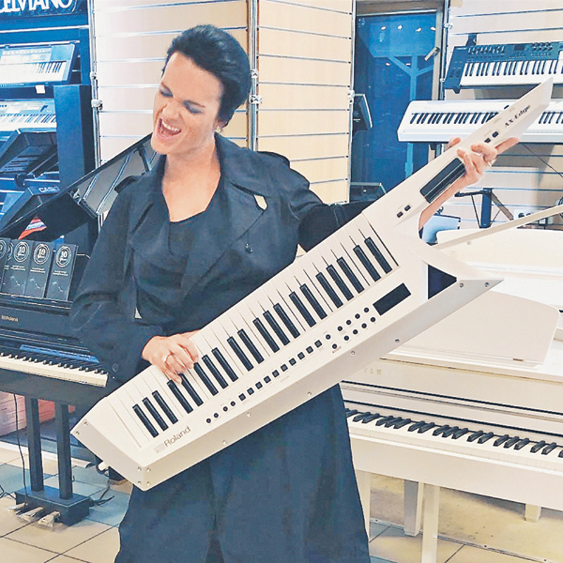 Впрочем, даже вне сцены Слава не прекращает быть яркой личностью