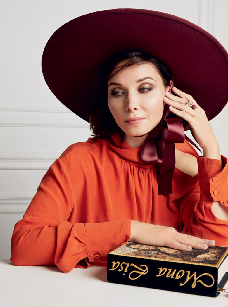 Александра Урсуляк. Стиль: Наталья СЫЧ Макияж и прически: Дарья ДЗЮБА. Блуза, Nude; шляпа, Lilia Fisher; кольцо, poison drop; клатч, Mona Lisa