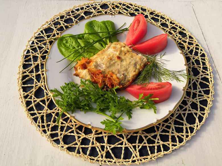 Терпуг, запеченный в сметанном соусе, на подушке из овощей