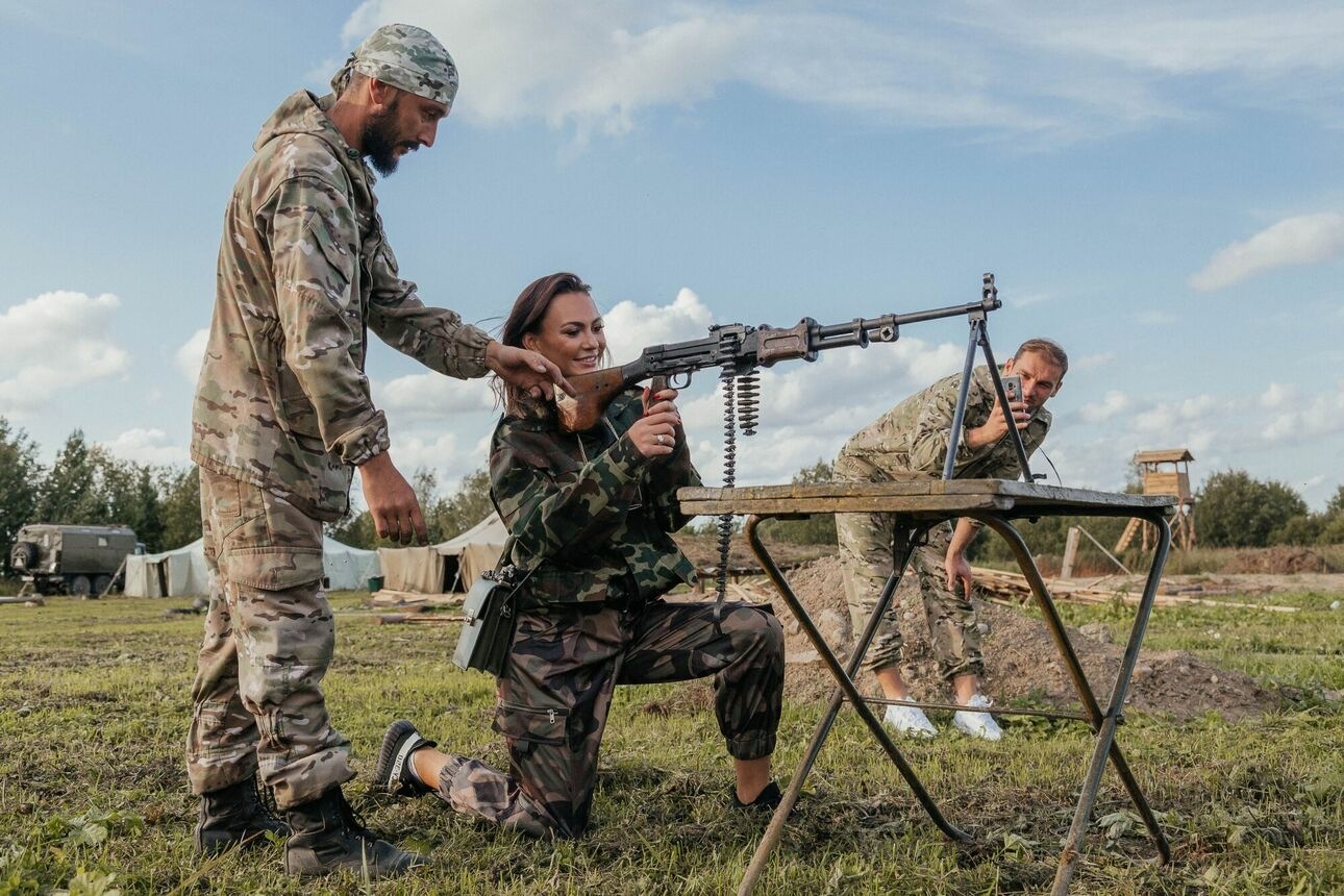 Инна Жиркова осваивала азы стрельбы под руководством инструктора