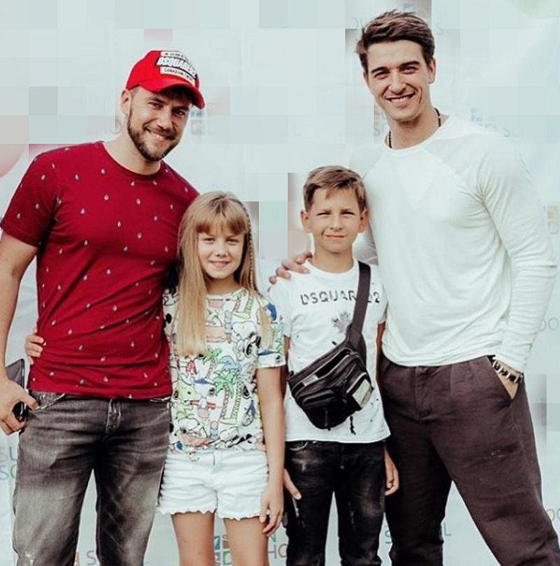 Иван Жидков с дочерью Марией и Станислав Бондаренко и сыном Марком