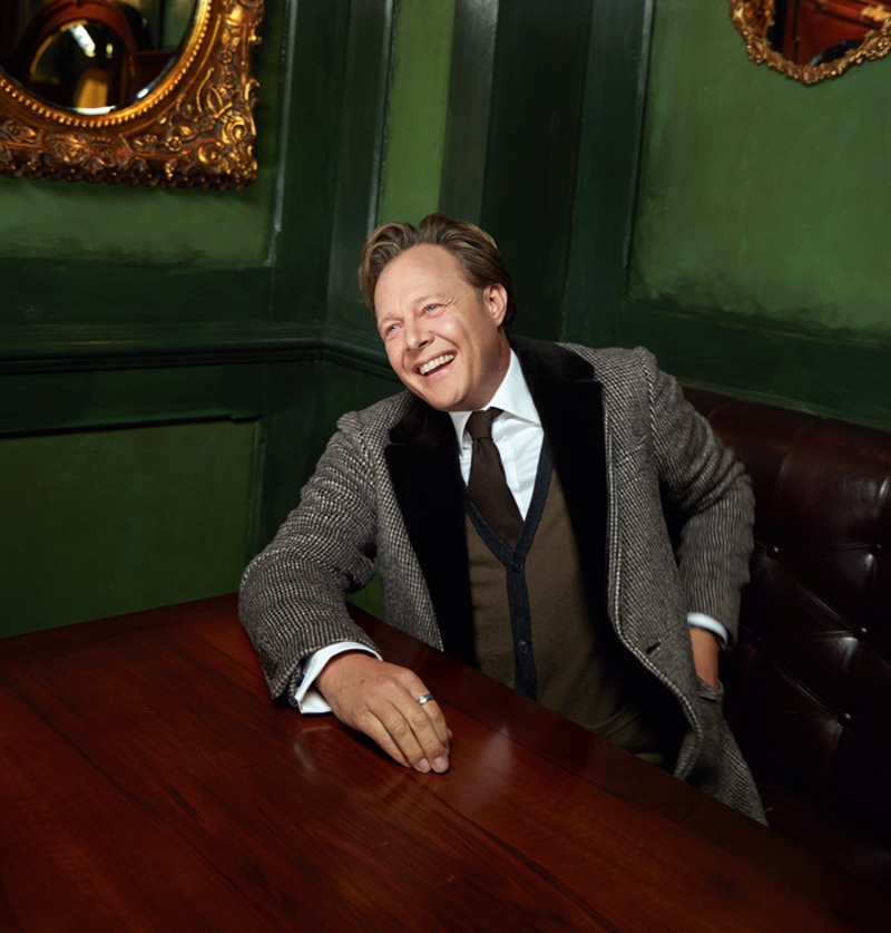 Пальто, Burberry; сорочка и галстук, все – Eton, кардиган, Paige и джинсы, PT05, все – Mfashion; часы, Rado; кольцо, собственность телеведущего