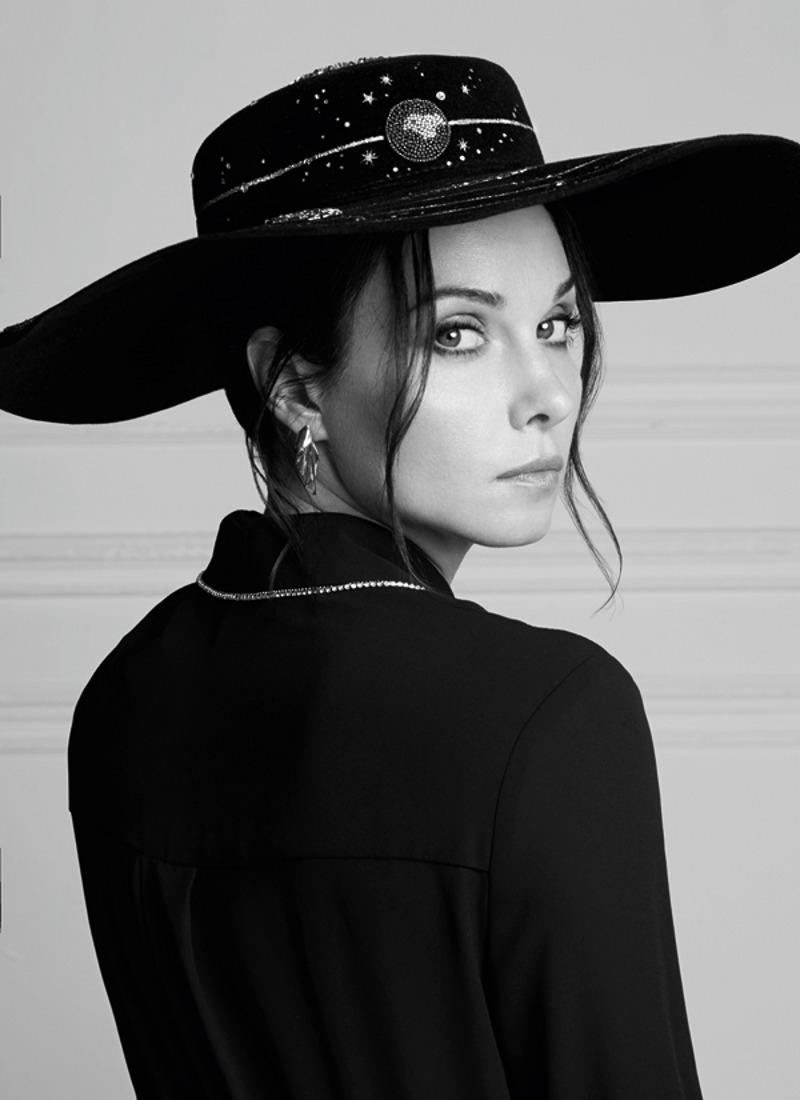 Платье, Be Blumarine; шляпа, Lilia Fisher; серьги, poison droP