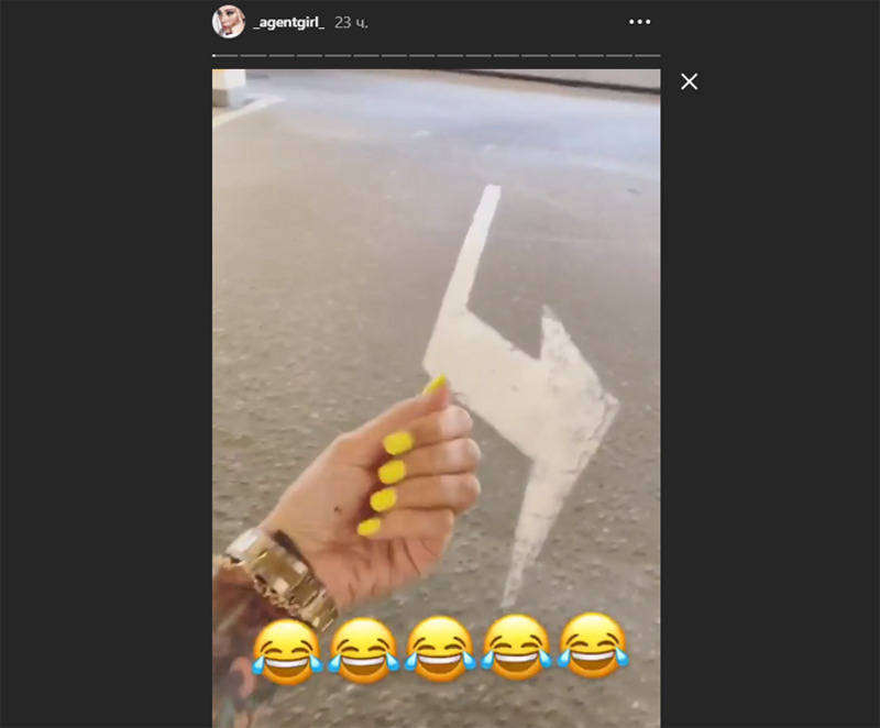 Это цвет маникюра и нового авто Ивлеевой